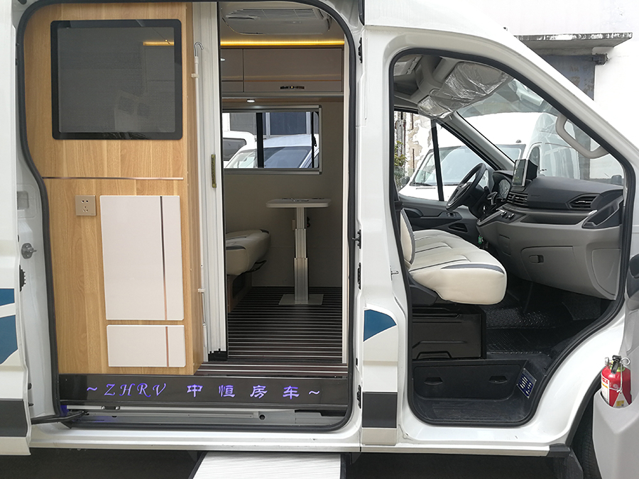 上汽大通V90加長(zhǎng)軸高頂房車(chē)-后豎床1